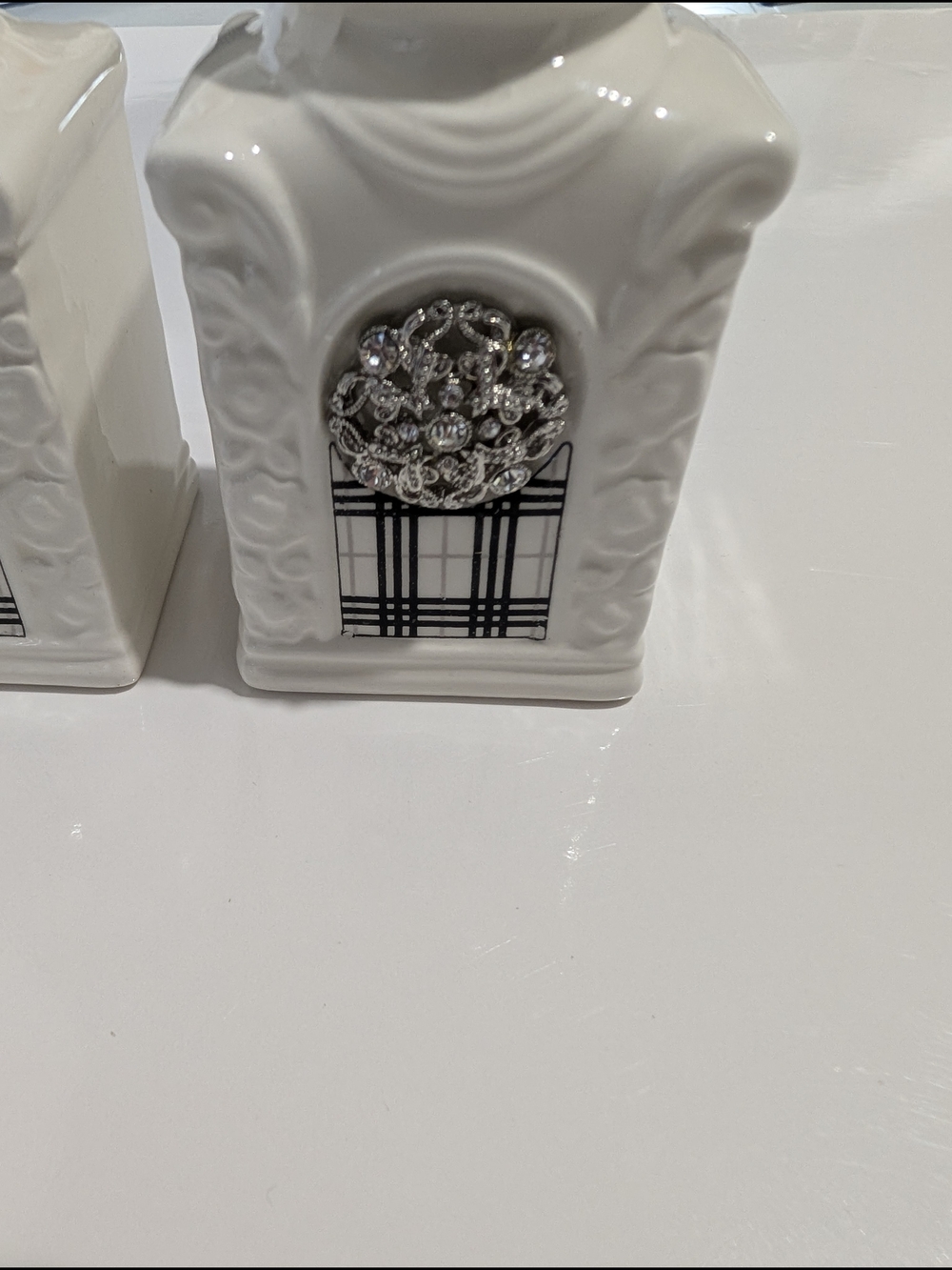 NIVISI Classic Elegance Ceramic Salt and Pepper Shakers Set Crystal Medallion - Picture 9 of 12